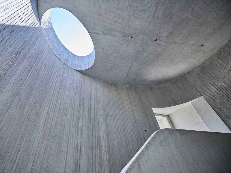 Treppenhaus Lichtauge Sichtbetonretusche beconart Brettschalstruktur Universitaet Potsdam