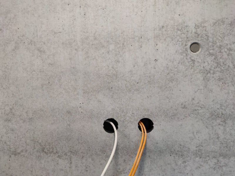 sichtbeton-kabelschlitze-elektrodosen-schließen-retusche-nachher