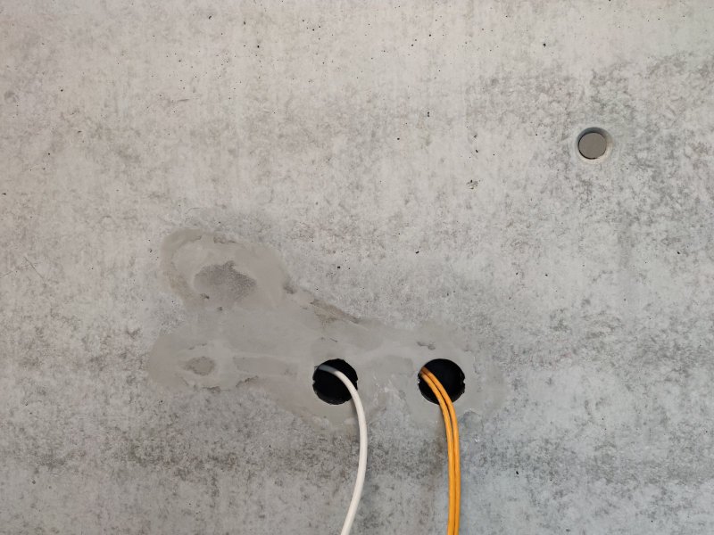 sichtbeton-kabelschlitze-elektrodosen-schließen-retusche-vorher